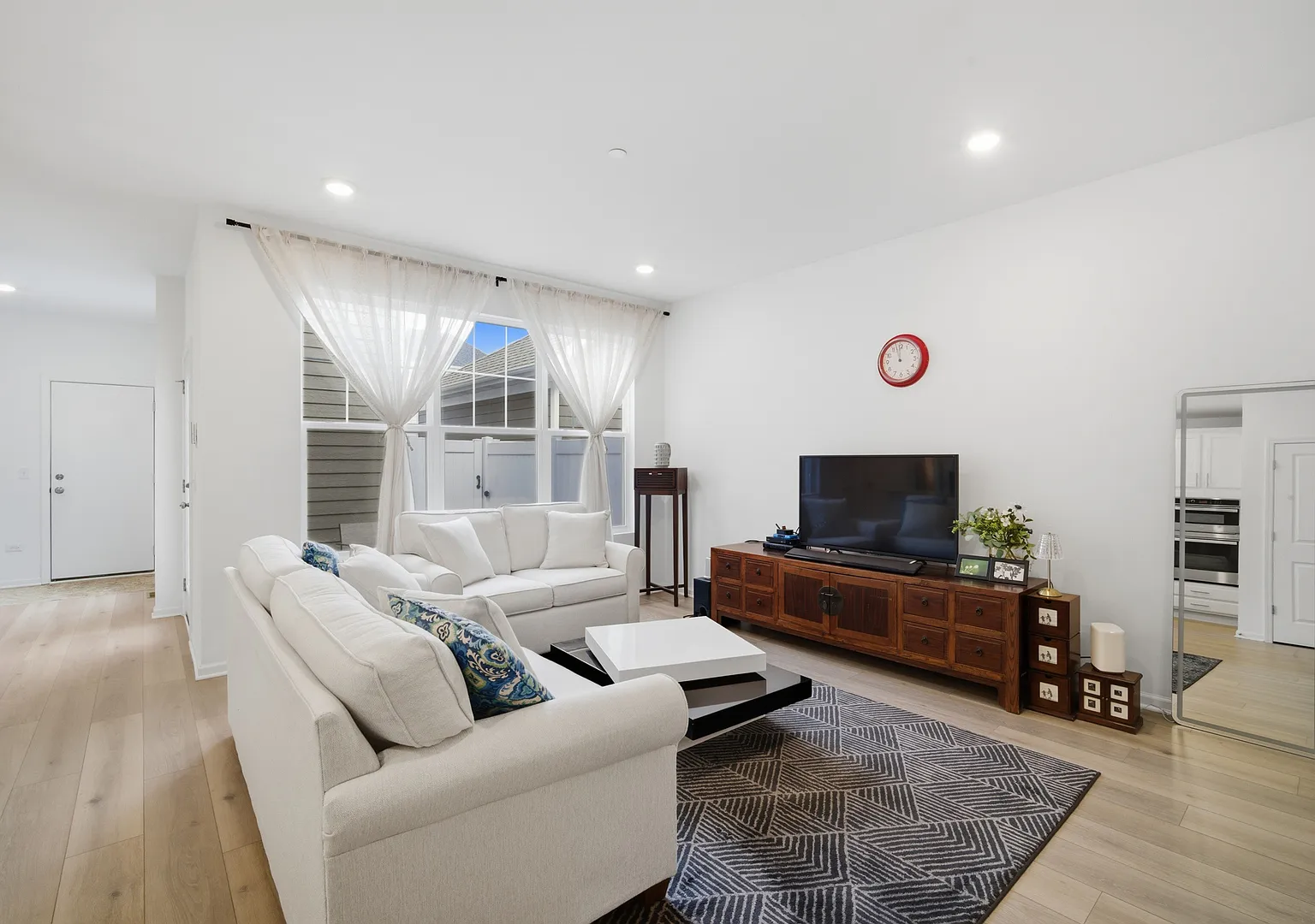 4 bed, 3.0 bath, 2461 sqft, $4,500 — Photo 3