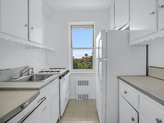 4th image of 3850 Hudson Manor Ter APT 4BE