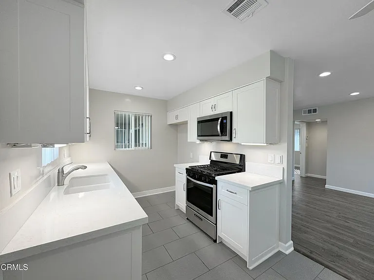 605 N Los Robles Ave #8 — Photo 5