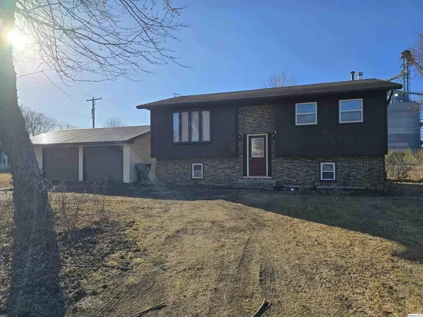 305 E 3rd St, Bowen, IL 62316