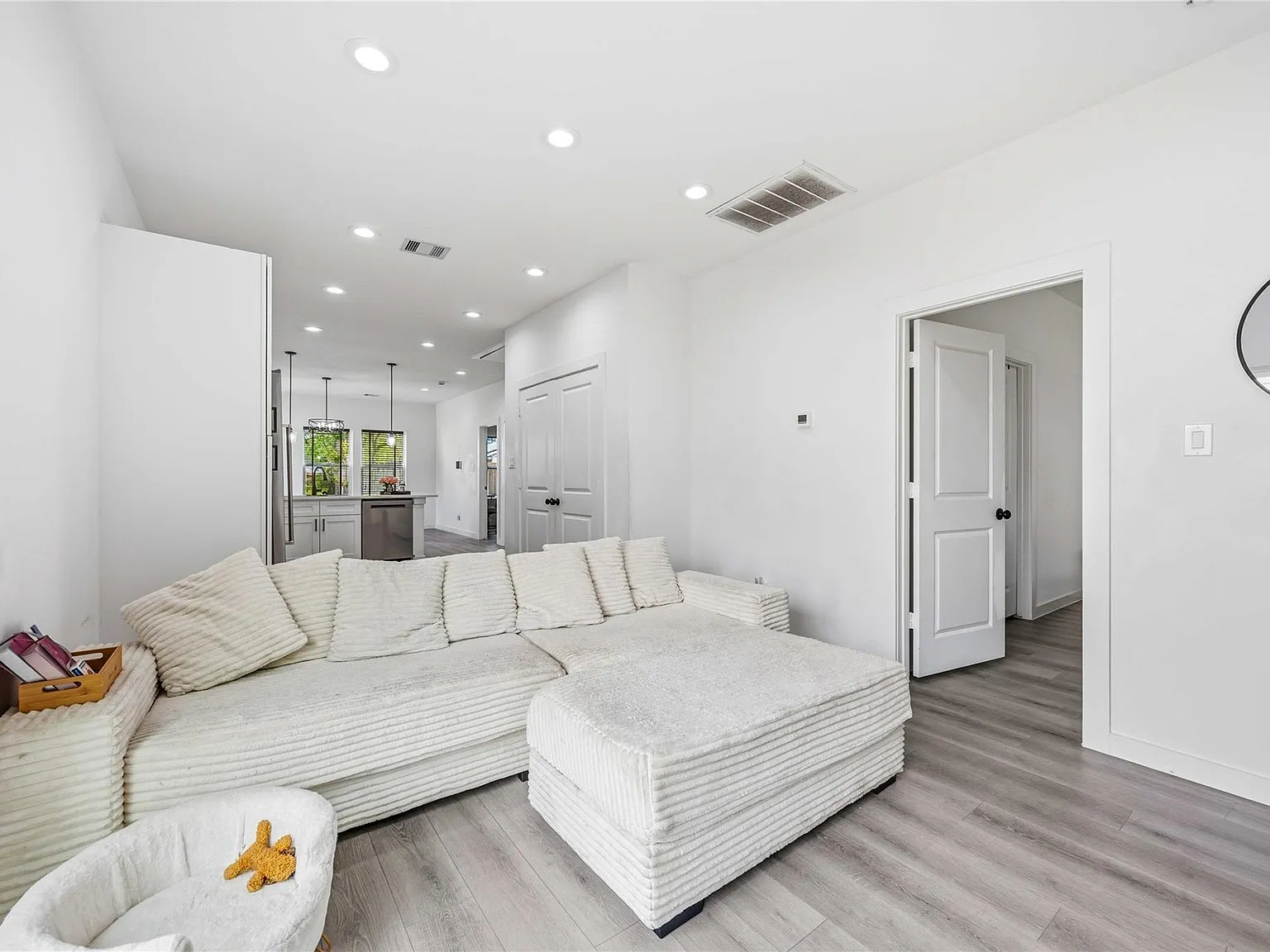 3 bed, 2.0 bath, 1250 sqft, $1,705 — Photo 2