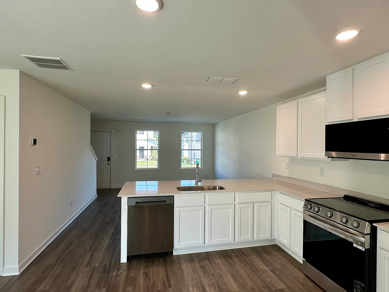 4 bed, 1900 sqft, $2,145 — Photo 4