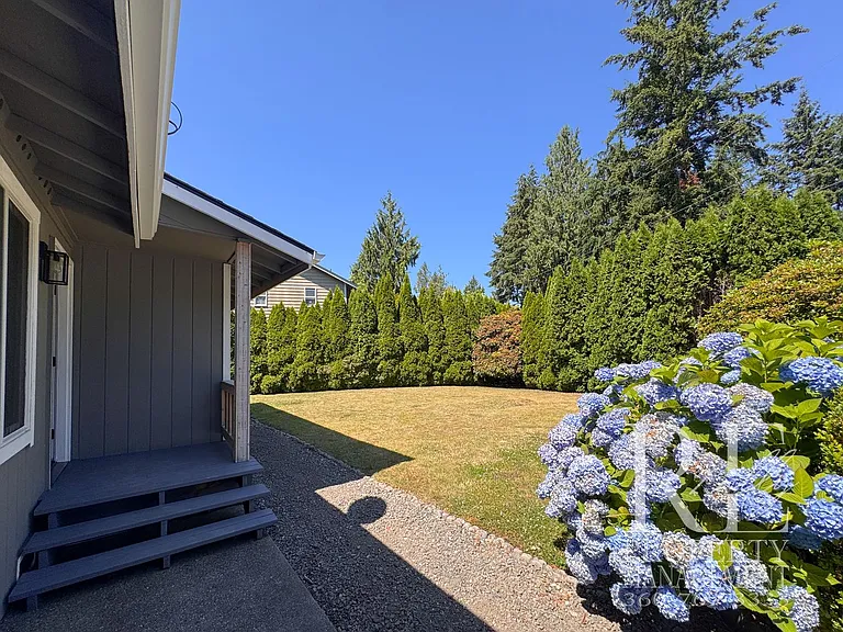 8240 NE Seawind Ave — Photo 2