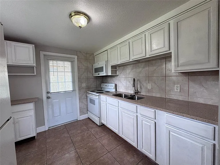 514 Winham St — Photo 6