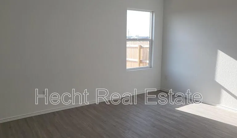 9137 Navarro Vis — Photo 25