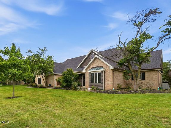 3rd image of 820 Bitterbrush Ln