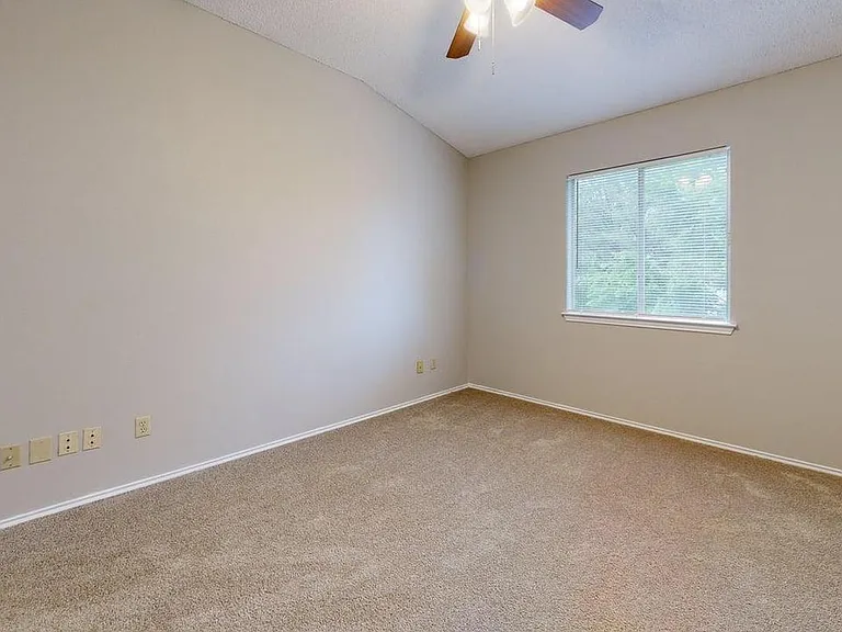 406 Oakcrest Dr — Photo 4