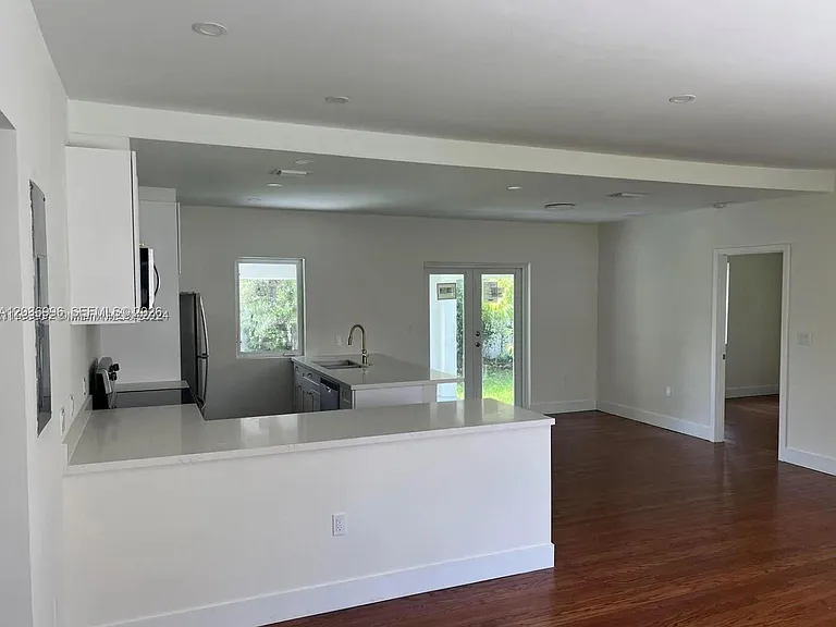 2250 SW 21st St — Photo 4