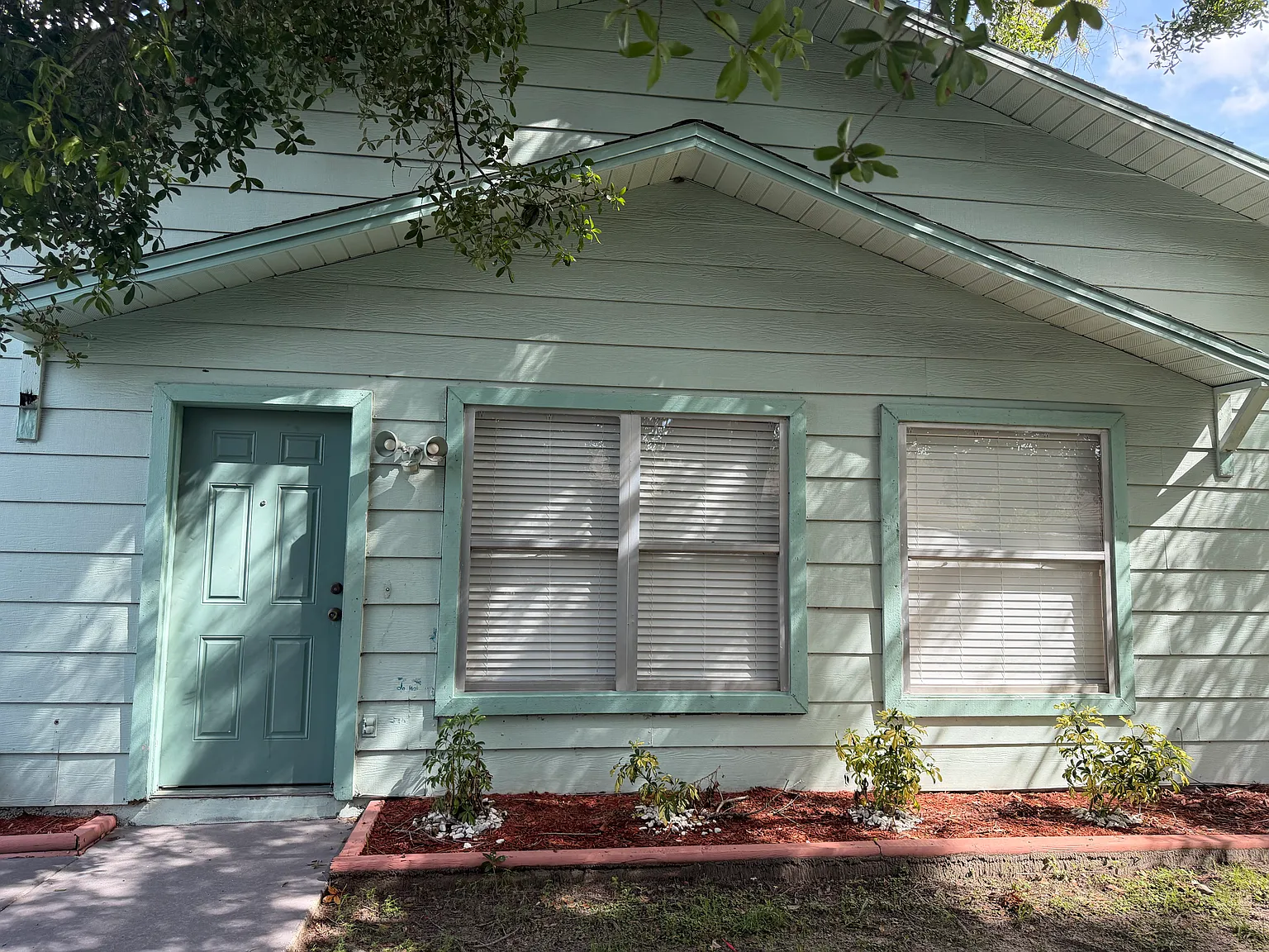 3 bed, 1056 sqft, $1,700 — Photo 1