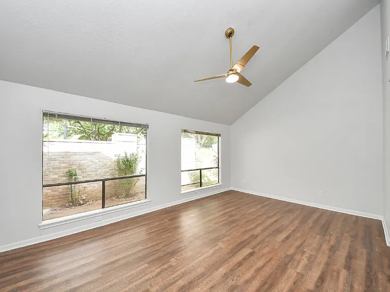 1023 Oyster Bay Dr — Photo 5