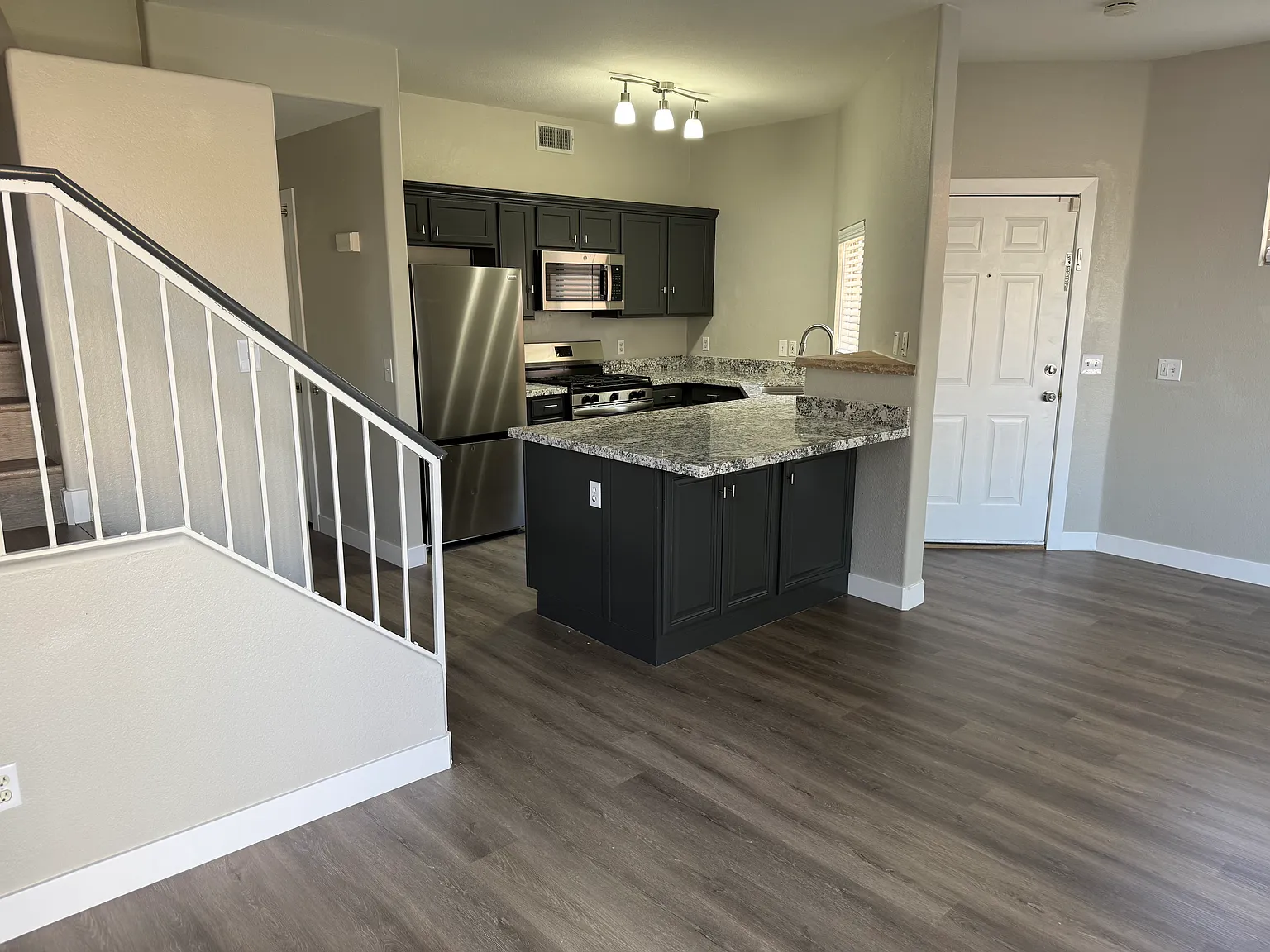 3 bed, 2.5 bath, 1300 sqft, $2,500 — Photo 4