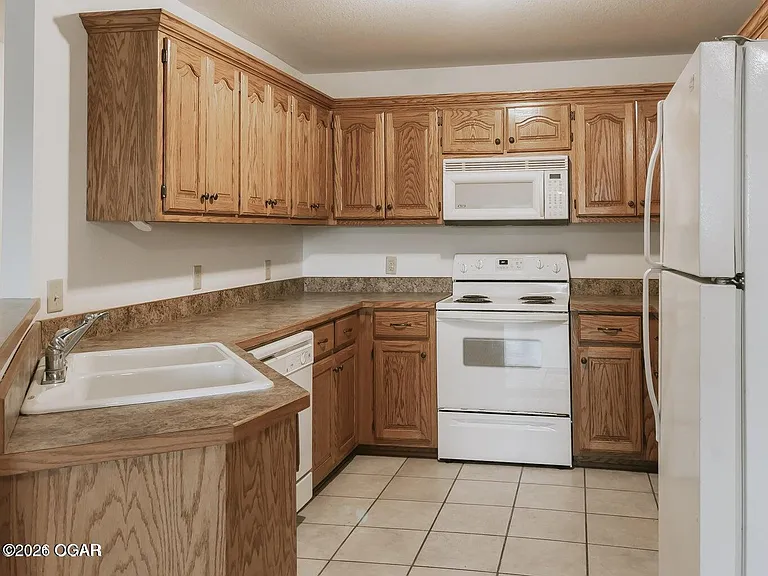 914 Briarview Dr — Photo 3
