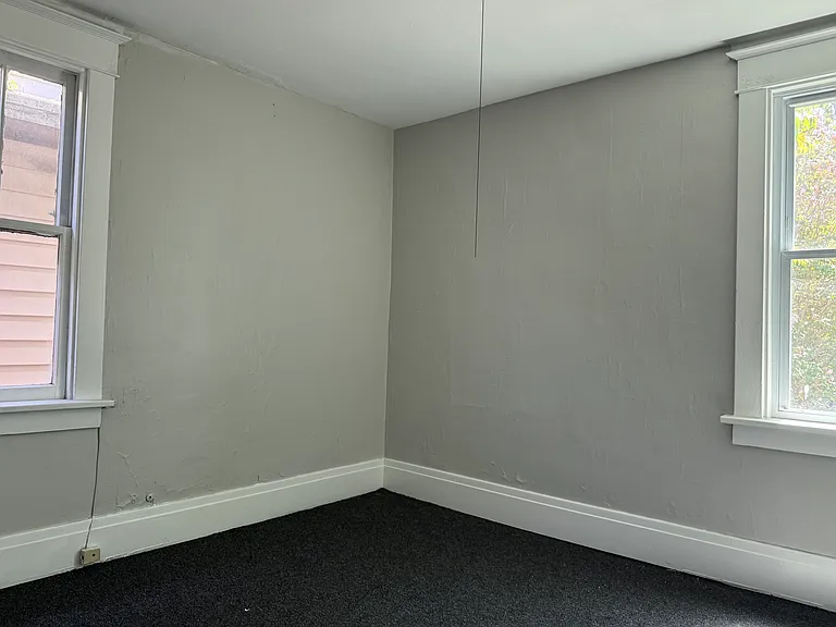 33 Midway Ave — Photo 6