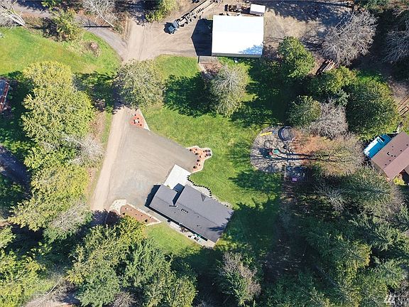 3rd image of 19936 Essex Ave NE