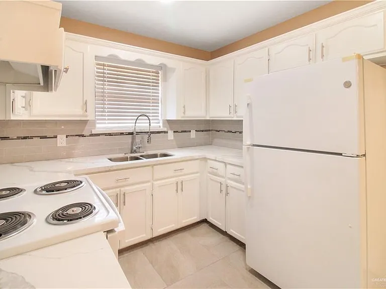 3504 N Champagne Dr — Photo 8