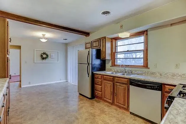 3 bed, 1080 sqft, $1,900 — Photo 2