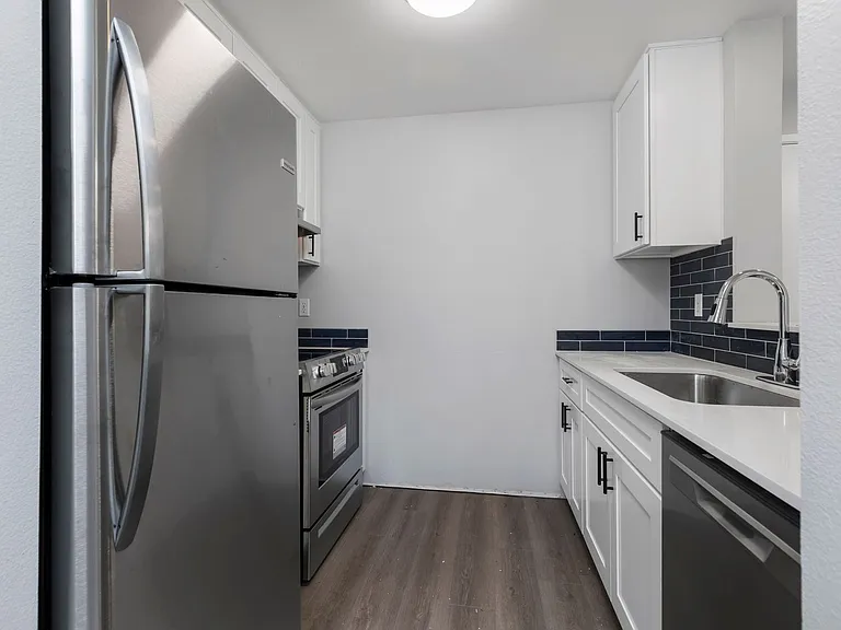 Interlake Apartments — Photo 4