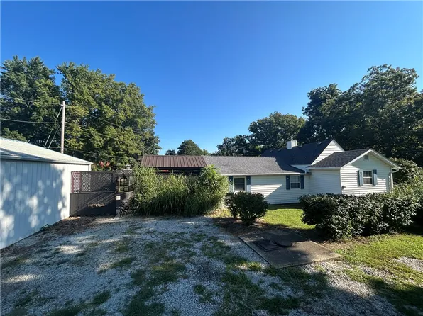 7686 Hendricks Ln, Decatur, IL 62521