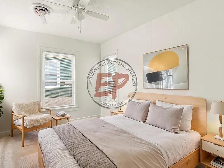 2712 Lyle Ave — Photo 10