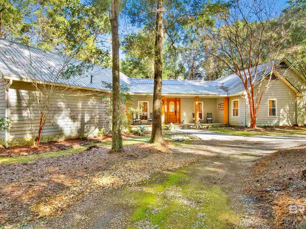 15 Woods Ave, Fairhope, AL 36532