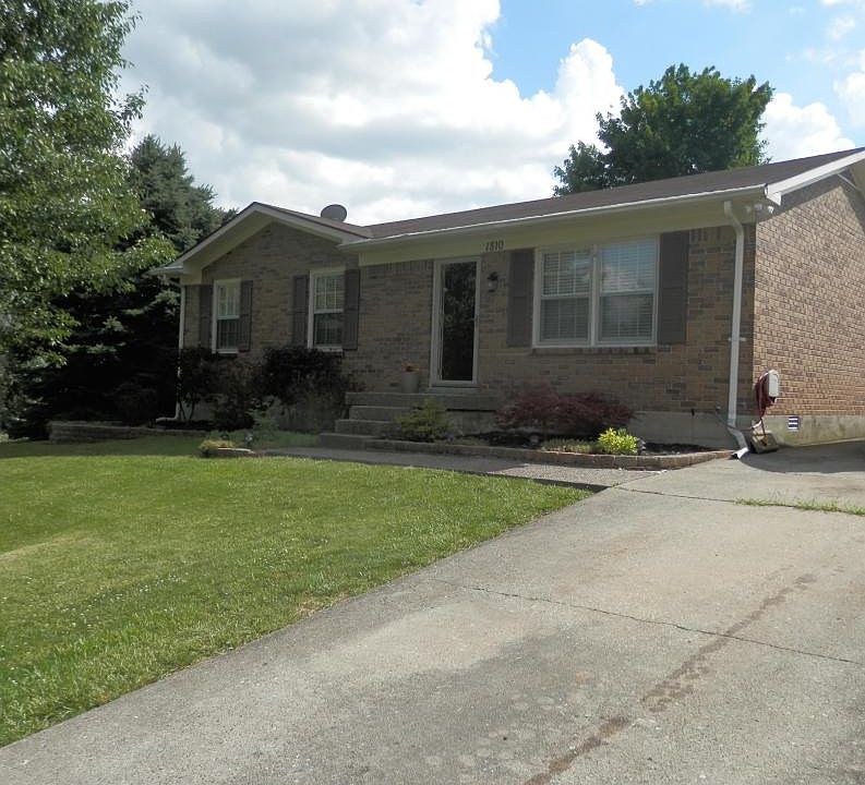 1st image of 1810 Oakwood Dr