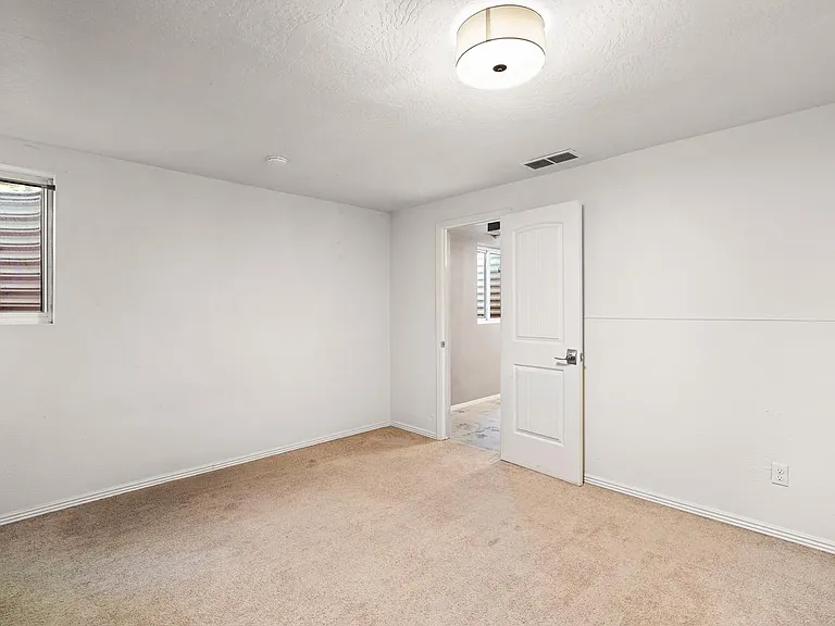 4426 W Irving St — Photo 26