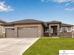 20617 Woodridge Dr, Gretna, NE 68028