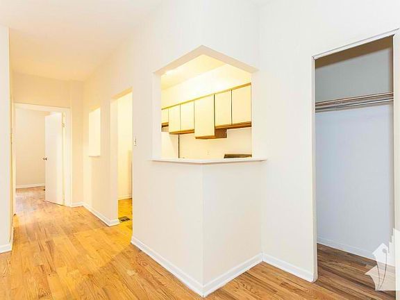 5th image of 659 W Cornelia Ave #1