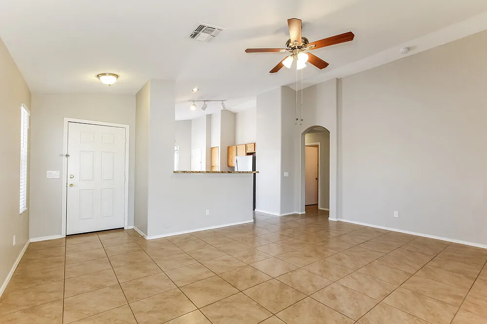 3 bed, 2.0 bath, 1322 sqft, $2,015 — Photo 4