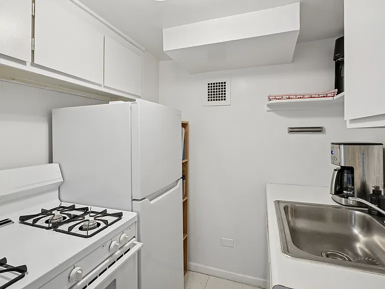 335 E 51st St #10F — Photo 6