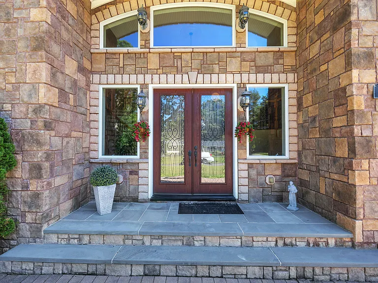 252 Mabel Pl — Photo 4