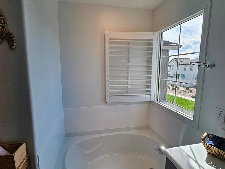 Primary Bathroom, tub