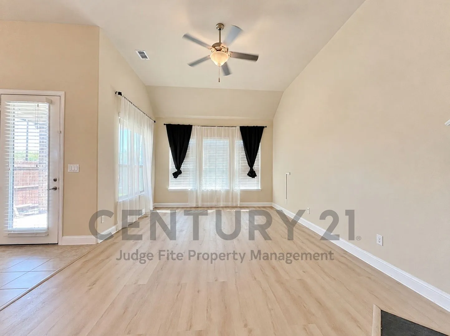 Well-Designed 3/2/3 Conveniently Located in The Colony For Rent! — Photo 4