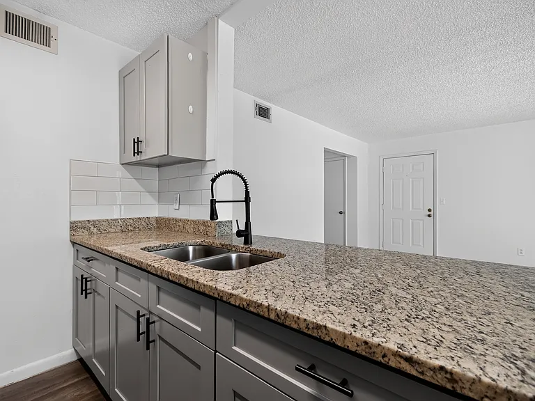 451 Mercury Ave SE #201 — Photo 12