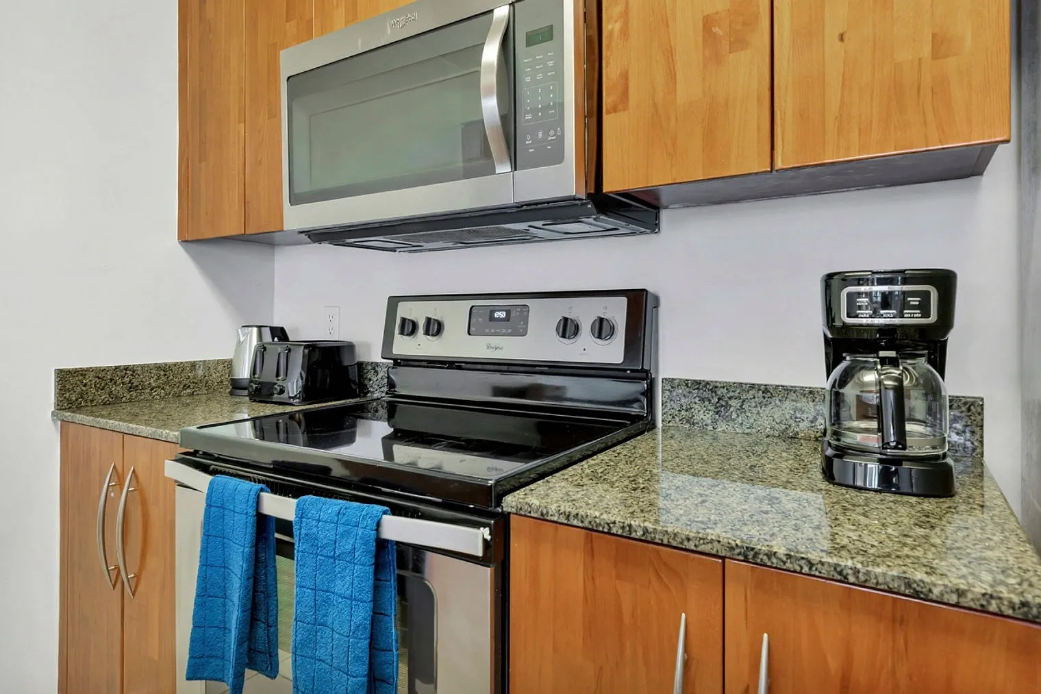 1 bed, 1.0 bath, 818 sqft, $2,640 — Photo 2