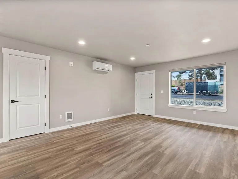 303 E Broadway Ave — Photo 5