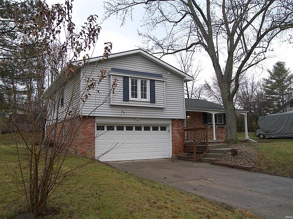 3rd image of 636 Crown Hill Dr E