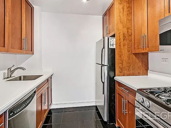 4th image of 200 E 71st St APT 19A