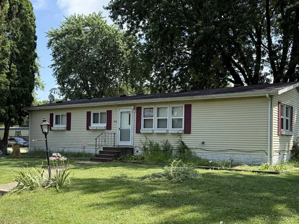 98 Maple Ln, Sandwich, IL 60548