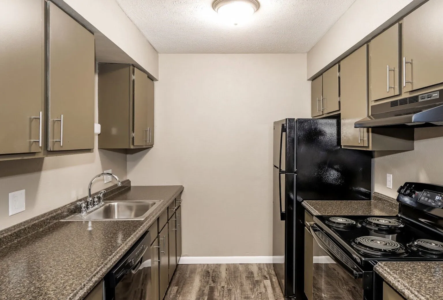 Ravenswood Apartments — Photo 1