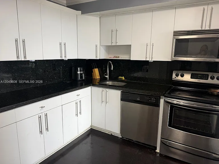 600 NE 36th St #22 — Photo 11
