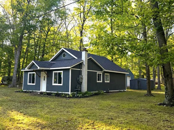 4457 S Croton Hardy Dr, Newaygo, MI 49337