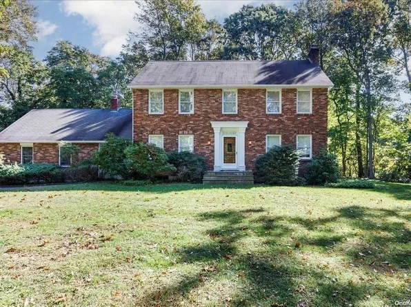 10 Saints Orchard Road, Belle Terre, NY 11777