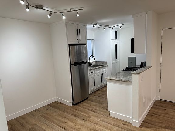 5th image of 10841 Hortense St #400