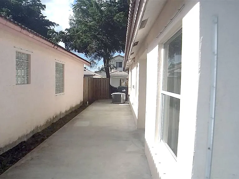 14241 SW 151st Ave — Photo 27