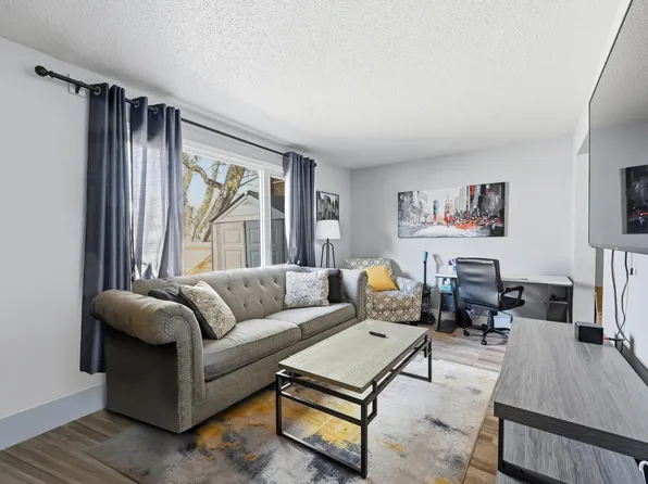 8020 141st Ave NW #9, Edmonton, AB T5C 2N9