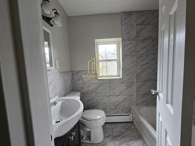 111-112 Lincoln Ave #111A — Photo 5