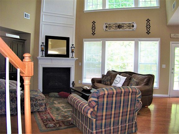 Family Room w Fireplace