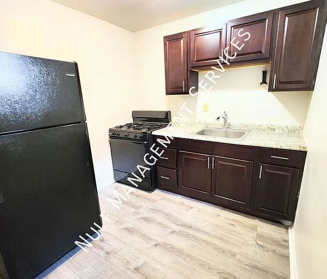 305 Marguerite Ave #D — Photo 1