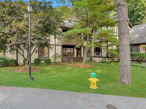 2nd image of 44 Foxwood Dr APT 5
